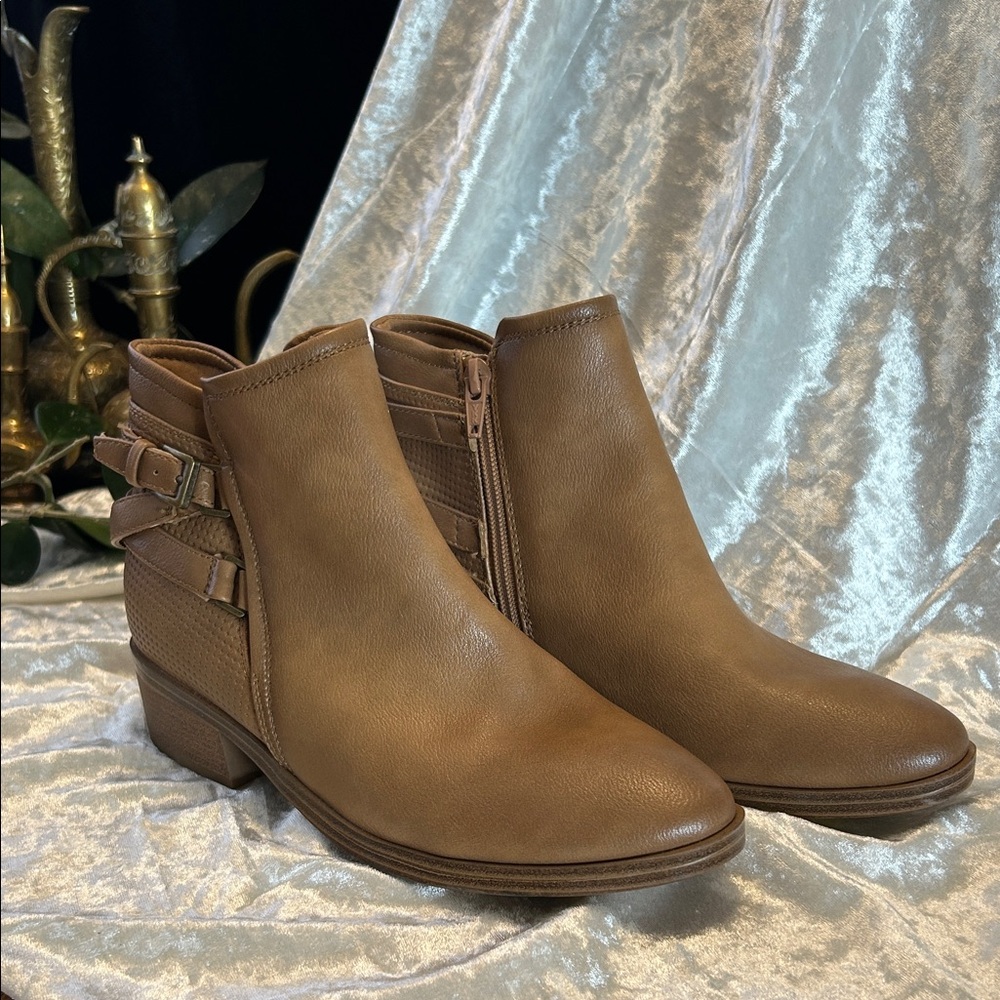 NWOB BARETRAPS ANKLE BOOTIE 6M